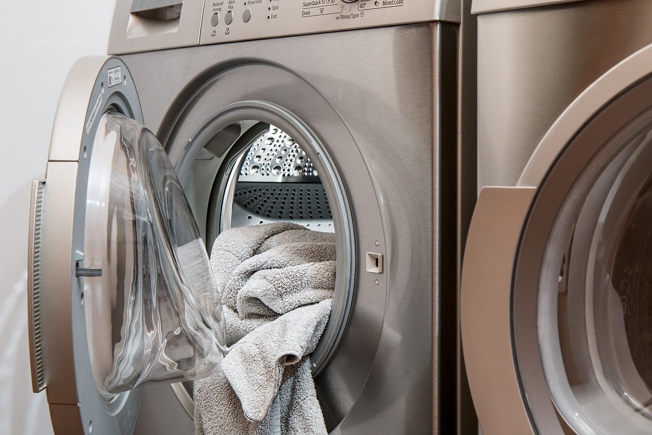 Dada a situação de confinamento não é de admirar que muitos de nós estejamos com mais tempo para tratar da roupa suja em casa. No entanto, quais são ao certo os fatores a ter em conta para higienizar 